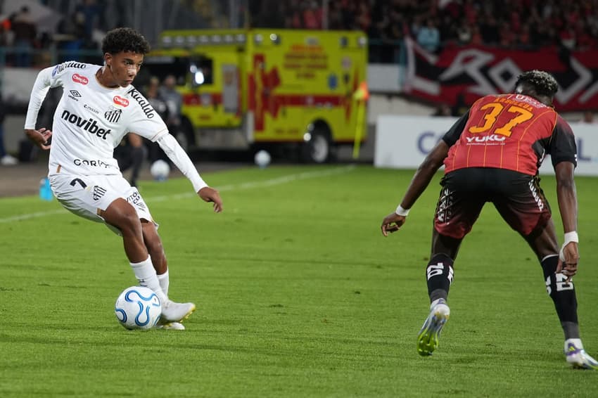 Robinho Jr. entrou no segundo tempo do duelo entre Deportivo Cuenca e Santos. (Foto: Fernando Machado/ AFP)