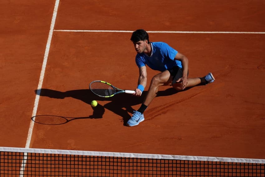 O espanhol Carlos Alcaraz na vitória sobre o argentino Tomas Martin Etcheverry em Monte Carlo (Foto: Valery HACHE / AFP)