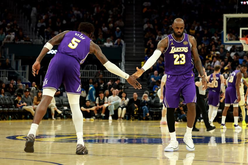LeBron James, do Los Angeles Lakers, é cumprimentado por Deandre Ayton após cesta contra o Golden State Warriors no Chase Center, em San Francisco, em 9 de abril de 2026 (Foto: Ezra Shaw/Getty Images/AFP)