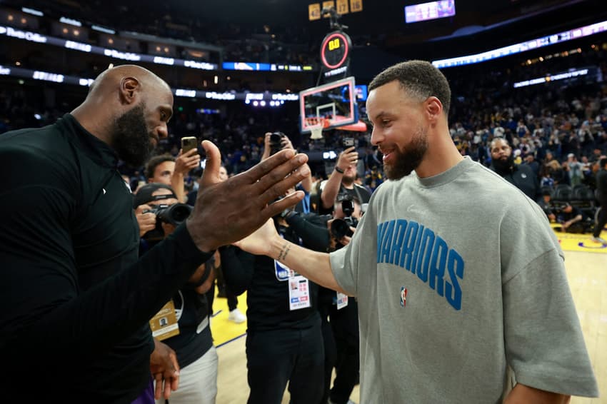 Stephen Curry, do Golden State Warriors, cumprimenta LeBron James, do Los Angeles Lakers, após jogo no Chase Center, em San Francisco, em 9 de abril de 2026 (Foto: Ezra Shaw/Getty Images/AFP)