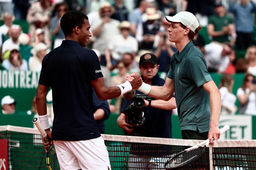 Félix Auger-Aliassime (esquerda) e Jannik Sinner (direita) na disputa pelas quartas do Masters 1000 de Monte Carlo (Foto: Thibaud Moritz)