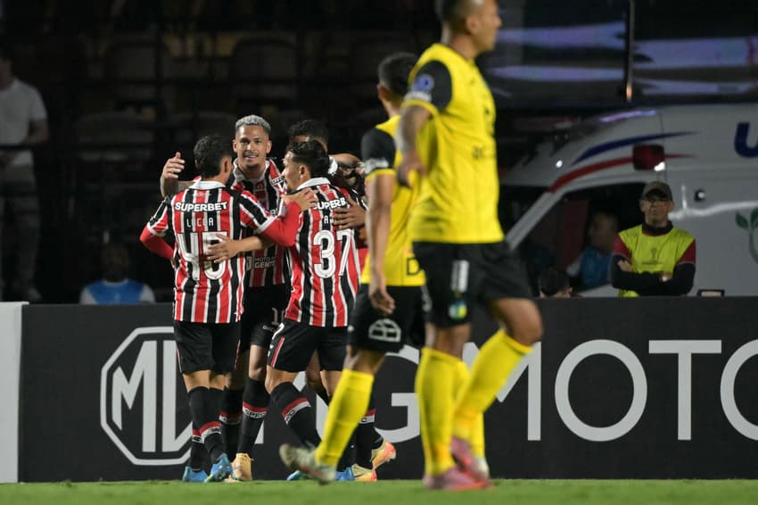 Luciano abriu o placar para o São Paulo (Foto: NELSON ALMEIDA / AFP)