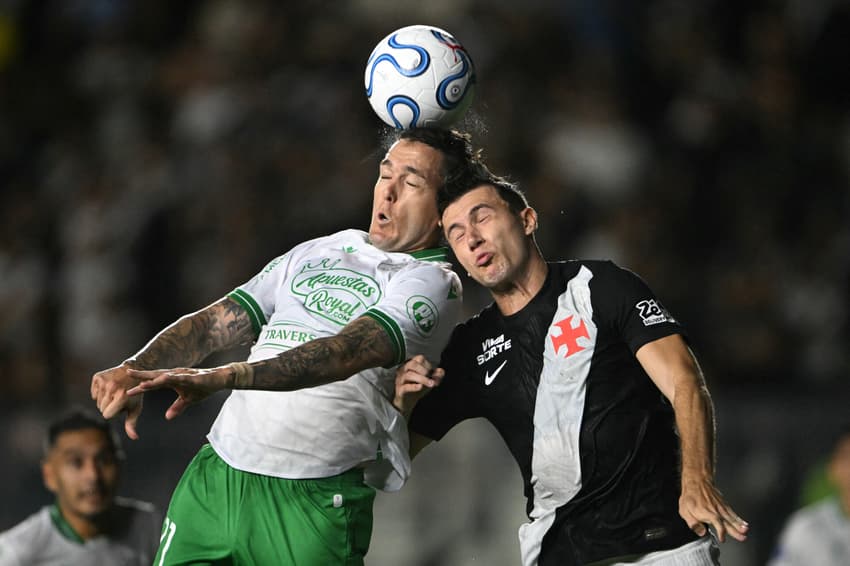 Franco Troyansky, do Audax Italiano, disputa a bola com Lucas Piton, do Vasco (Foto: Mauro Pimentel/AFP)