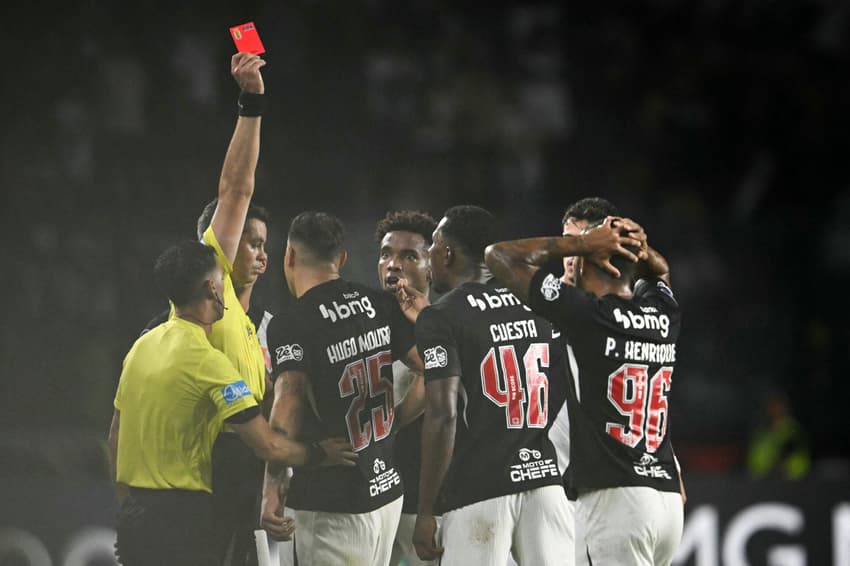 Árbitro da partida entre Vasco e Audax Italiano expulsa Carlos Cuesta (Foto: Mauro Pimentel/AFP)