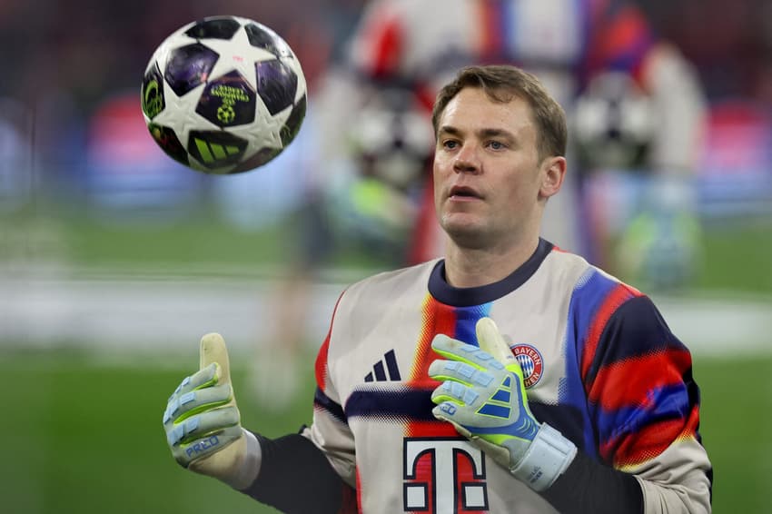 O goleiro alemão do Bayern de Munique, Manuel Neuer, pega a bola durante o aquecimento antes da partida de volta das quartas de final da Liga dos Campeões da UEFA entre FC Bayern de Munique e Real Madrid, em Munique, sul da Alemanha, em 15 de abril de 2026. (Foto de Alexandra BEIER / AFP) 