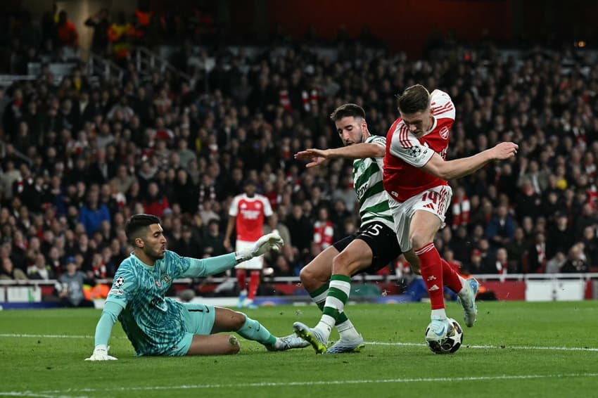 Gyokeres chuta a gol durante a partida de volta das quartas de final da Champions League entre Arsenal e Sporting (Foto: Ben Stansall / AFP)
