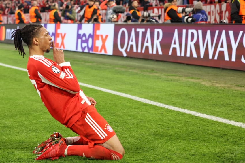 Michael Olise comemora o gol que garantiu a vitória por 4 a 3 durante a partida de volta das quartas de final da Champions League entre Bayern de Munique e Real Madrid (Foto: Alexandra Beier / AFP)