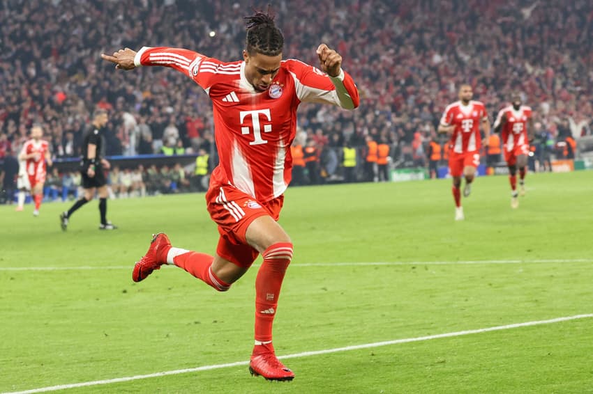 Michael Olise comemora o gol que garantiu a vitória por 4 a 3 durante a partida de volta das quartas de final da Champions League entre Bayern de Munique e Real Madrid (Foto: Alexandra Beier / AFP)