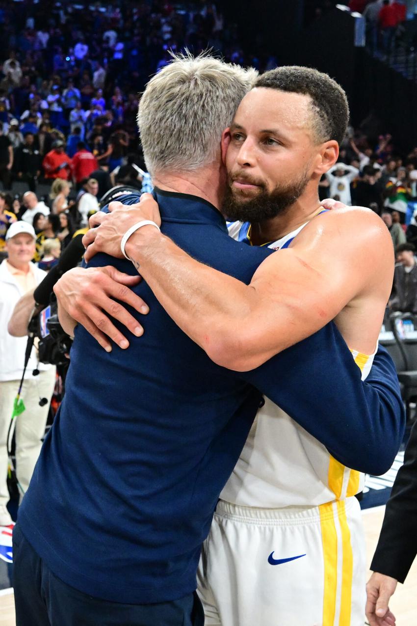 Stephen Curry e o técnico Steve Kerr, do Warriors, abraçam-se após jogo contra o Clippers pelo Play-In (Foto: Adam pantozzi/Nbae via getty images/Afp)