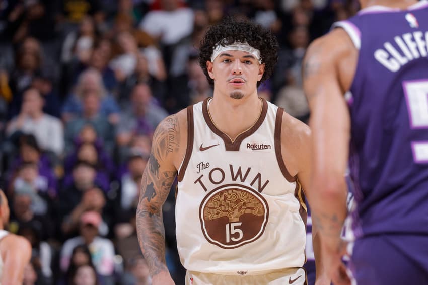 : Gui Santos (#15), do Golden State Warriors, defende em jogo contra o Sacramento Kings no Golden 1 Center, em Sacramento, Califórnia. (Foto: Rocky Widner/Nbae/Getty Images/Afp)