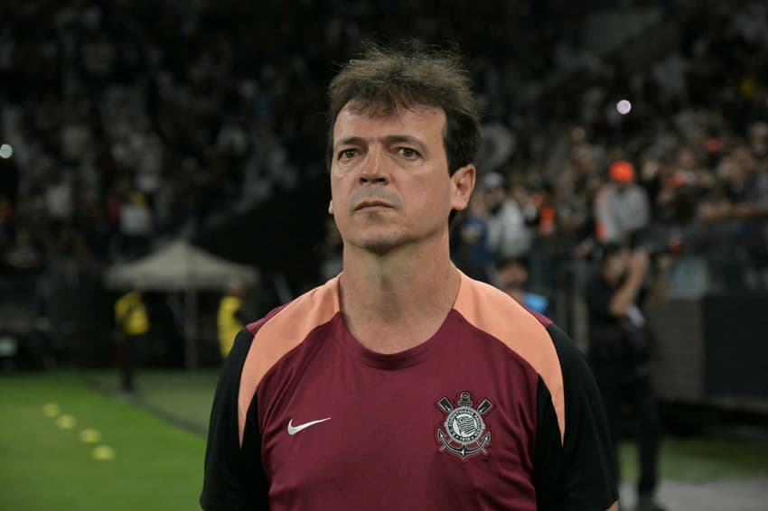 Defesa do Corinthians cresceu com Fernando Diniz (Foto: Nelson Almeida / AFP)