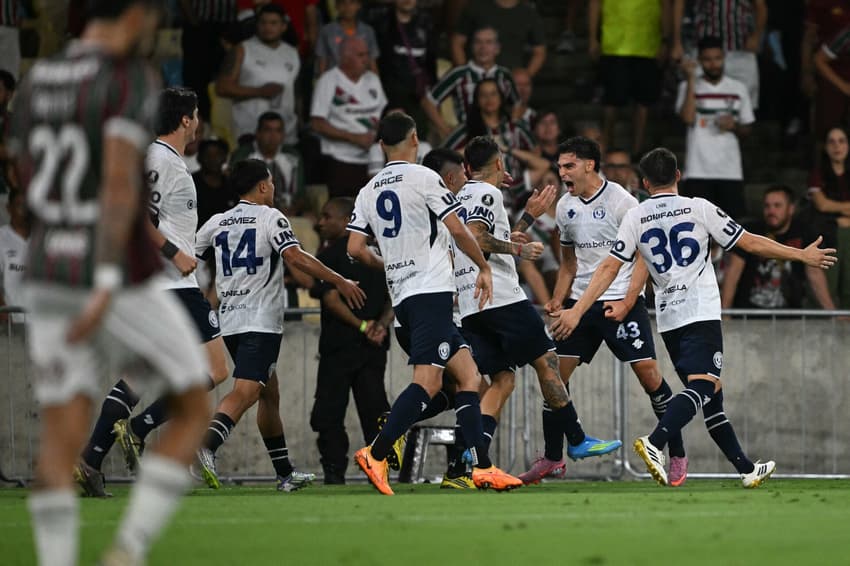 Jogadores do Rivadavia comemoram gol contra o Fluminense (Foto: Mauro Pimentel/AFP) 