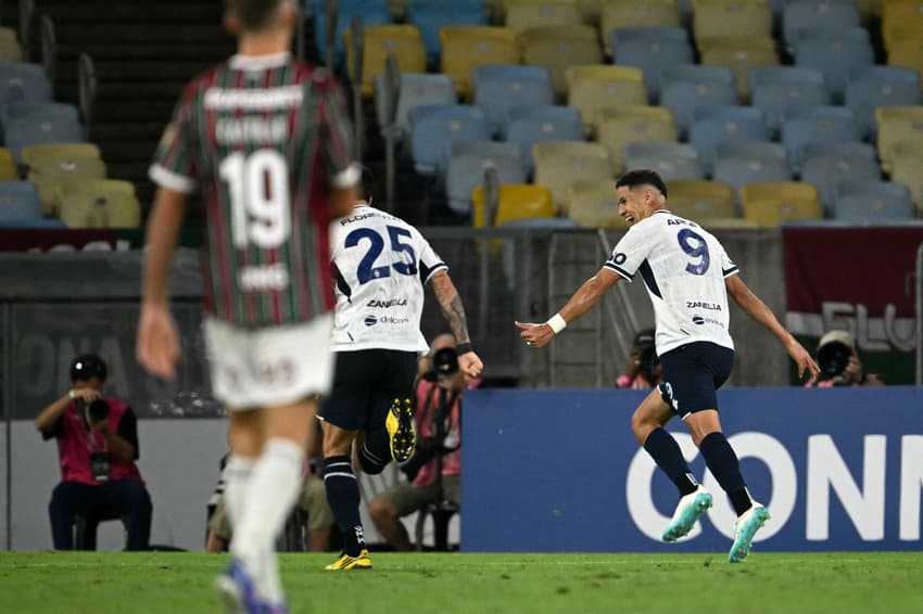 Jogadores do Independiente Rivadavia comemoram gol no Fluminense (Foto: MAURO PIMENTEL / AFP)