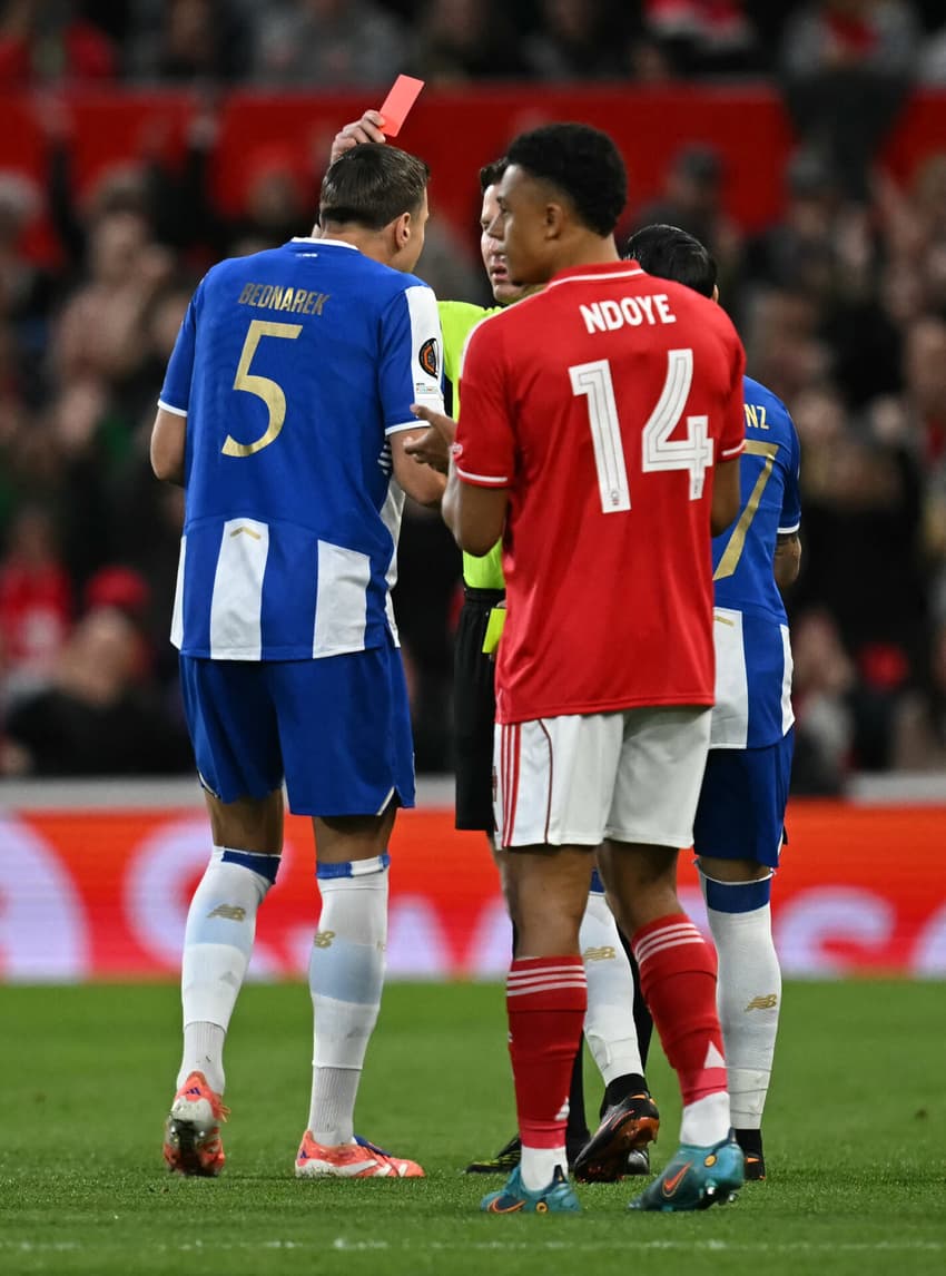 O árbitro holandês Danny Makkelie mostra o cartão vermelho ao zagueiro do FC Porto, Jan Bednarek, durante a partida de volta das quartas de final da Europa League entre Nottingham Forest e FC Porto (Foto: Paul Ellis / AFP)