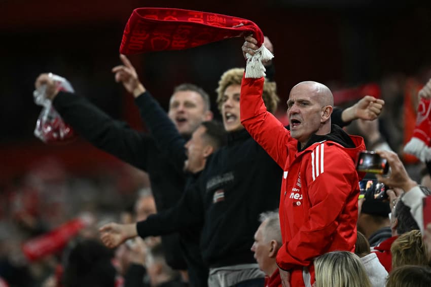 Torcedores do Nottingham Forest comemoram classificação para as semifinais da Europa League após eliminar o Porto (Foto: Paul Ellis / AFP)