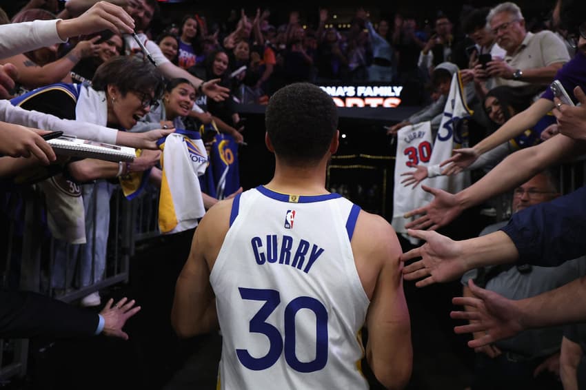 Stephen Curry deixa a quadra após derrota do Golden State Warriors para o Phoenix Suns no Play-In. (Foto: Christian Petersen/Getty Images/Afp)