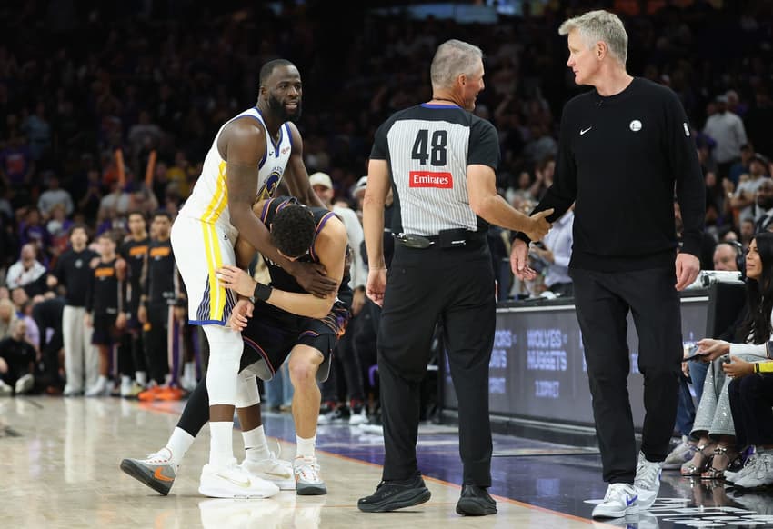Draymond Green segura Devin Booker após falta no play-in; Suns venceram por 111-96 (Foto: Christian Petersen/Getty Images/AFP)