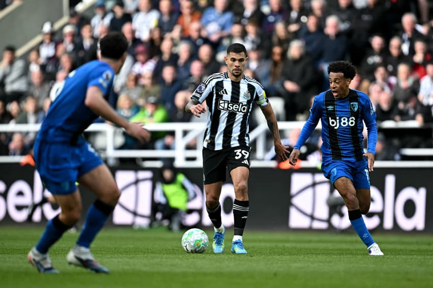 Bruno Guimarães em ação na partida contra o Bournemouth pela Premier League (Foto: Paul Ellis / AFP)