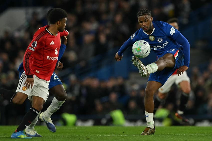 Jorrel Hato, controla a bola durante a partida da Premier League entre Chelsea e Manchester United (Foto: Glyn Kirk / AFP)