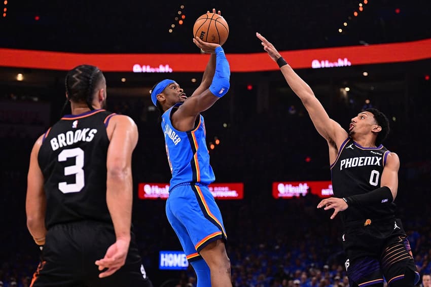 Shai Gilgeous-Alexander, do Thunder, tenta arremesso contra Ryan Dunn, do Suns, pelos playoffs da NBA (Foto: Joshua gateley/Getty images/Afp)