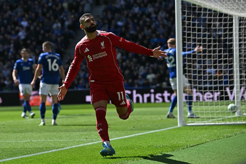 O atacante Mohamed Salah, comemora após marcar o primeiro gol da partida contra o Everton; atacante encaminha sua despedida no Liverpool (Foto de Paul ELLIS/AFP).