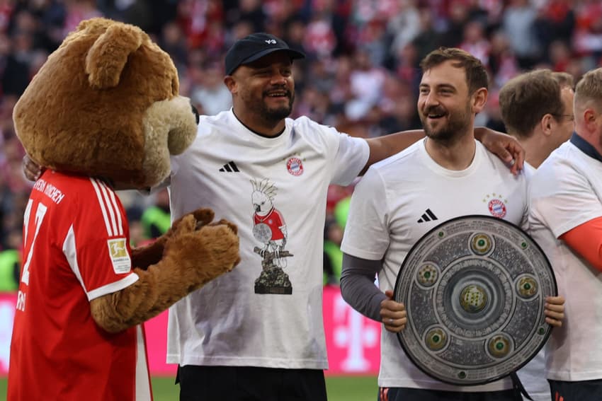 Kompany, comemora a vitória do Bayern de Munique sobre o VfB Stuttgart (Foto: Alexandra Beier/AFP)