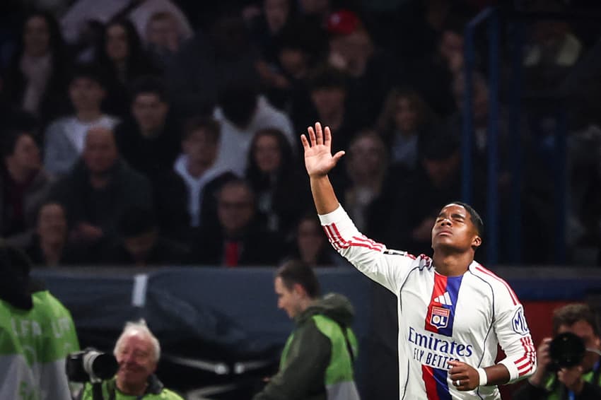 Endrick comemora gol marcado em PSG x Lyon (Foto: FRANCK FIFE / AFP)