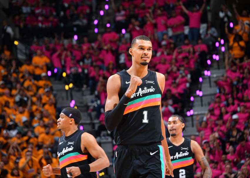 Victor Wembanyama, do Spurs, comemora durante jogo contra o Trail Blazers pela primeira rodada dos playoffs (Foto: Michael gonzales/Nbae via getty images/Afp)