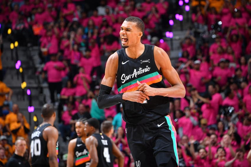 Victor Wembanyama, do Spurs, comemora em partida contra o Trail Blazers pela primeira rodada dos playoffs (Foto: Michael gonzales/Nbae via getty images/Afp)