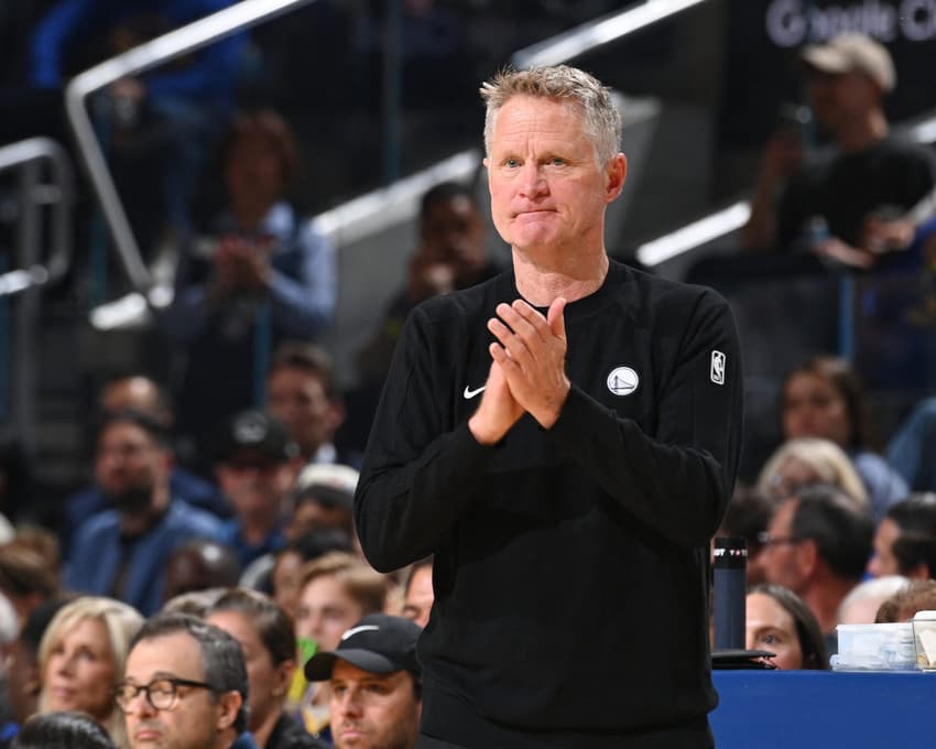 Steve Kerr, técnico do Warriors, observa jogo contra o Rockets pela temporada regular da NBA (Foto: Juan ocampo/Nbae via getty images/Afp)