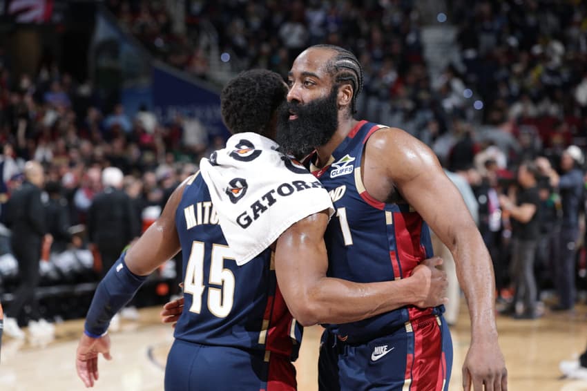 Donovan Mitchell e James Harden, do Cavaliers, abraçam-se após jogo contra o Raptors pelos playoffs da NBA (Foto: Jeff haynes/Nbae via getty images/Afp)