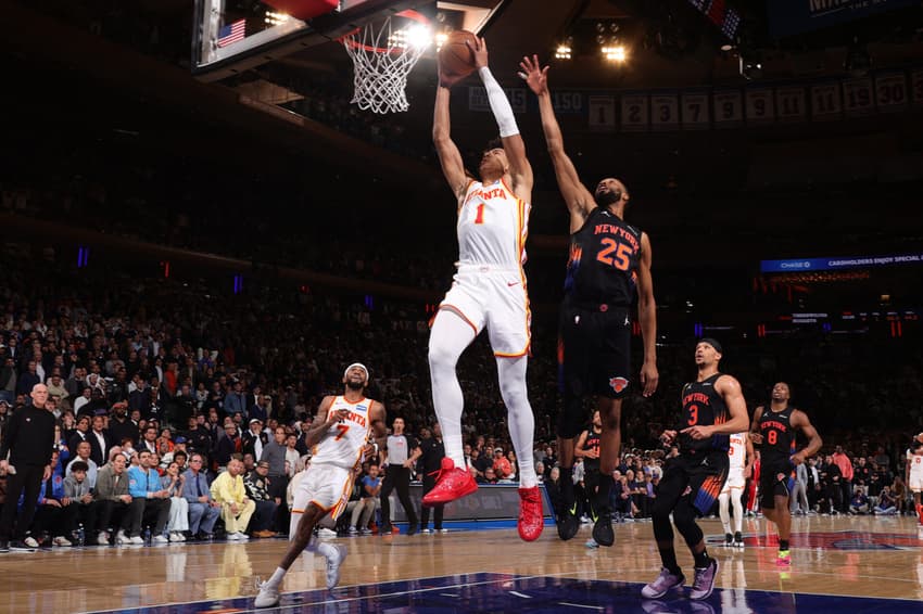 Jalen Johnson, do Hawks, infiltra contra o Knicks no segundo jogo da primeira rodada dos playoffs (Foto: Nathaniel s. butler/Nbae via getty images/Afp)