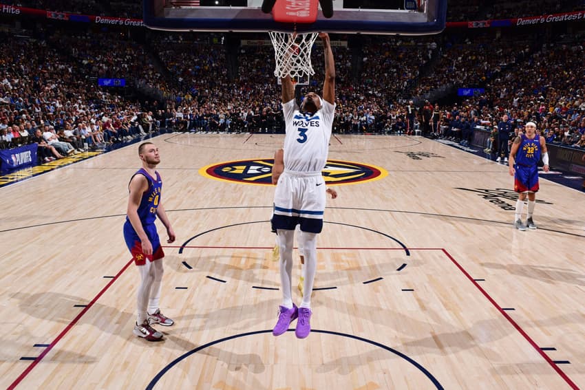 Jaden McDaniels, do Timberwolves, enterra contra o Nuggets no segundo jogo da primeira rodada dos playoffs (Foto: Garrett ellwood/Nbae via getty images/Afp)