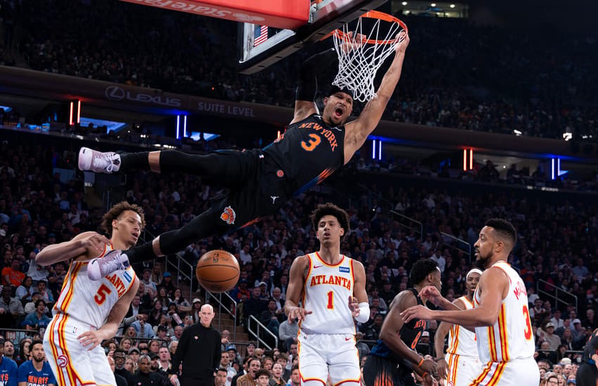 Josh Hart, do Knicks, enterra contra o Hawks no jogo dois da primeira rodada dos playoffs (Foto: Al bello/Getty images/Afp)