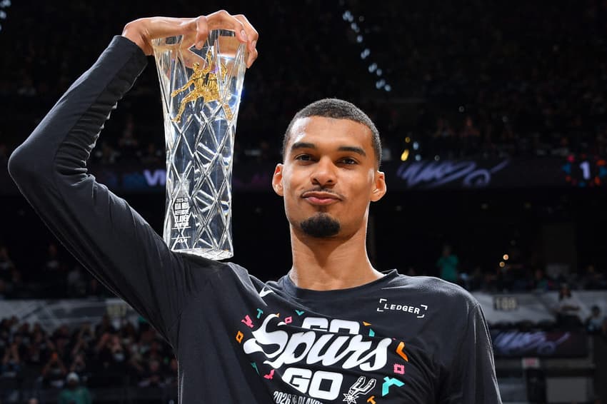 Victor Wembanyama recebe o Troféu Hakeem Olajuwon de Defensor do Ano antes do jogo 2 contra o Portland Trail Blazers. (Foto: Michael Gonzales/NBAE via Getty Images/AFP)