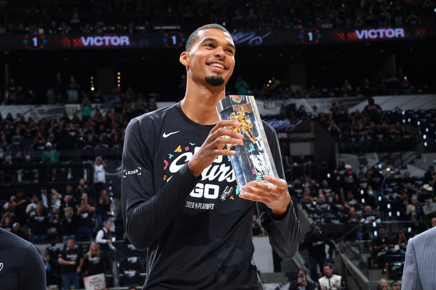 Victor Wembanyama recebe o Troféu Hakeem Olajuwon de Defensor do Ano antes do jogo 2 contra o Portland Trail Blazers. (Foto: Michael Gonzales/NBAE via Getty Images/AFP)