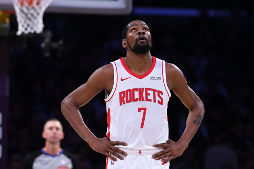 Kevin Durant, do Houston Rockets, observa durante jogo contra o Los Angeles Lakers na Crypto.com Arena. (Foto: Juan Ocampo/NBAE via Getty Images/AFP)