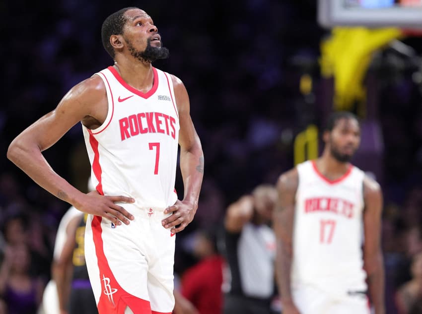 Kevin Durant, do Houston Rockets, caminha em quadra contra o Los Angeles Lakers no jogo 2 dos playoffs do Oeste. (Foto: Ronald Martinez/Getty Images/AFP)