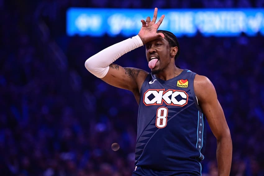 Jalen Williams, do Thunder, comemora cesta contra o Suns no Jogo 2 da 1ª rodada dos playoffs do Oeste no Paycom Center. (Foto: Joshua Gateley/Getty Images/AFP)