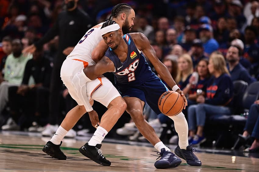 Shai Gilgeous-Alexander, do Thunder, conduz a bola sob marcação de Dillon Brooks, do Suns, no jogo dois dos playoffs (Foto: Joshua gateley/Getty images/Afp)