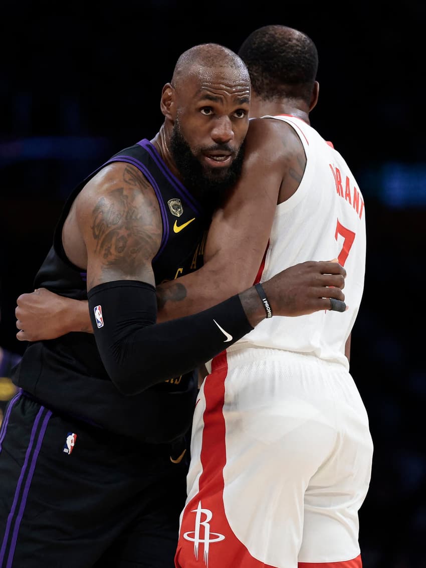 LeBron James, do Lakers, disputa jogada com Kevin Durant, do Rockets, pelos playoffs da Conferência Oeste (Foto: Ronald martinez/Getty images/Afp)