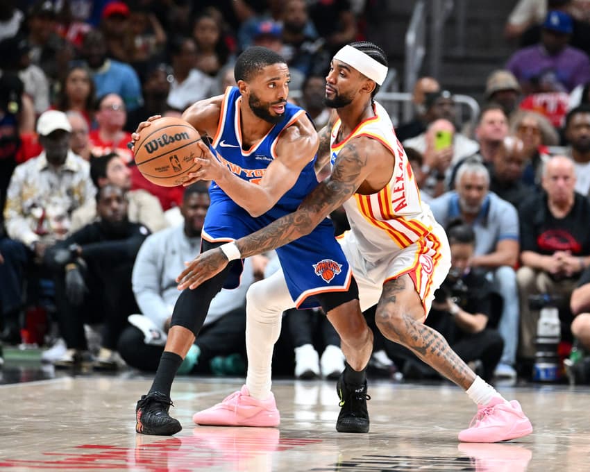 Mikal Bridges, do Knicks, conduz a bola sob marcação de Nickeil Alexander-Walker, do Hawks, no jogo três dos playoffs da NBA (Foto: Adam hagy/Nbae via getty images/Afp)