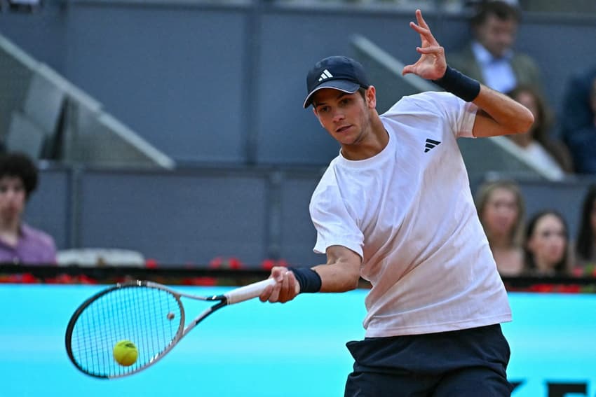 O espanhol Rafael Jodar na vitória sobre o australiano Alex De Minaur no Masters 1000 de Madri (Foto: Javier SORIANO / AFP)