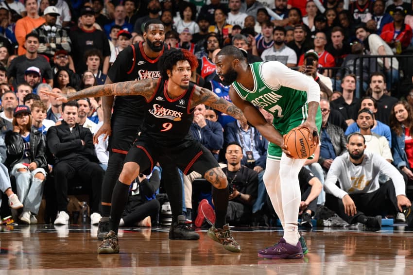 Kelly Oubre Jr., do 76ers, faz a marcação sobre Jaylen Brown, do Celtics, no jogo três da primeira rodada dos playoffs da NBA (Foto: David dow/Nbae via getty images/Afp)