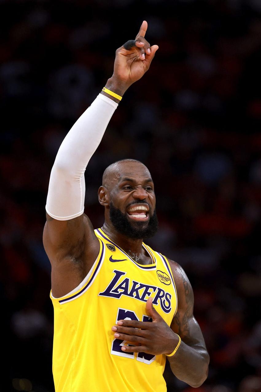 LeBron James, do Lakers, reage durante partida contra o Rockets no jogo três da primeira rodada dos playoffs (Foto: Kenneth richmond/Getty images/Afp)