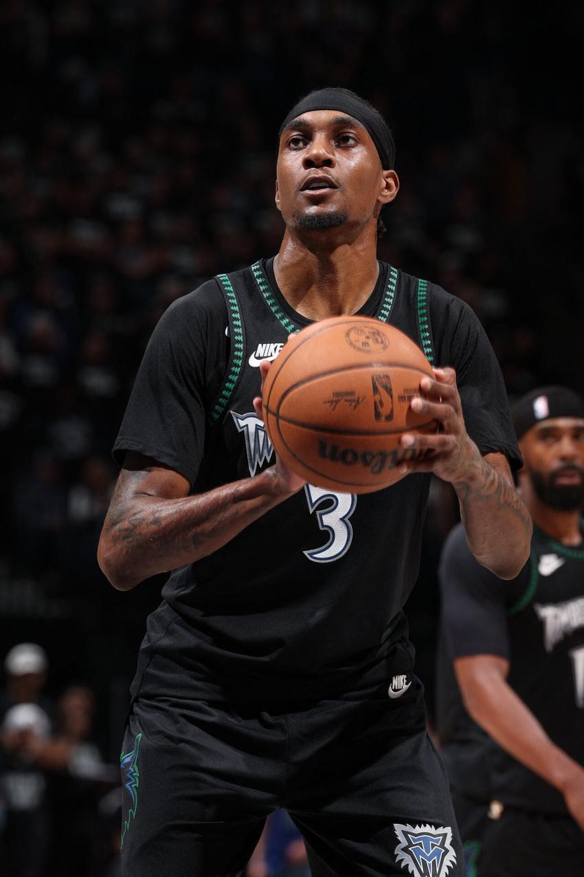 Jaden McDaniels, do Timberwolves, cobra lance livre contra o Nuggets no jogo quatro da primeira rodada dos playoffs da NBA (Foto: David sherman/Nbae via getty images/Afp)