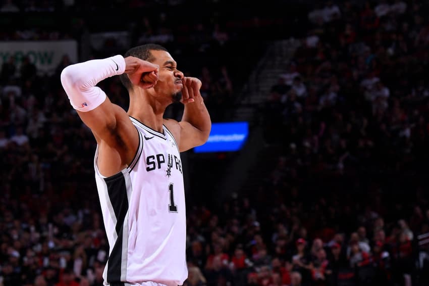 Victor Wembanyama, do Spurs, observa partida contra o Trail Blazers no jogo quatro da primeira rodada dos playoffs da NBA (Foto: Brian babineau/Nbae via getty images/Afp)