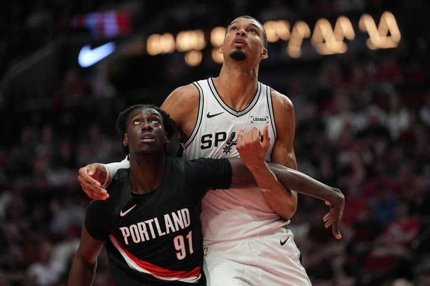Sidy Cissoko, do Trail Blazers, e Victor Wembanyama, do Spurs, disputam posição pelo rebote no jogo quatro da primeira rodada dos playoffs da Conferência Oeste (Foto: Soobum im/Getty images/Afp)