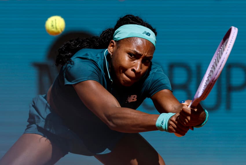 Coco Gauff rebate bola contra Sorana Cirstea em partida de simples do Madrid Open 2026. (Foto: Oscar del Pozo/AFP)
