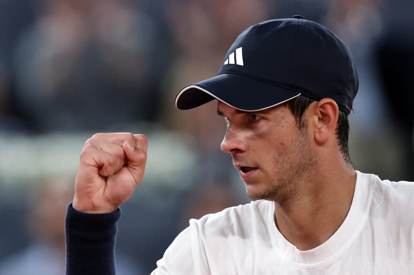Rafael Jodar reage em duelo contra João Fonseca no Masters 1000 de Madri. (Foto: Thomas Coex/AFP)